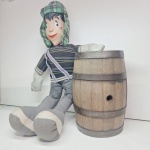Boneco Chaves antigo em tecido e vinil, acompanha barril de madeira. Qualquer duvida entrar em contato pelo whatsaap: 11948723970 ou pelo nosso email: loucoporantiguidades@gmail.com. OBS: A sua participação em nosso leilão ajuda em causas animais.