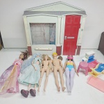 Casa de bonecas Barbie, Mattel incluindo barbies antigas. Qualquer duvida entrar em contato pelo whatsaap: 11948723970 ou pelo nosso email: loucoporantiguidades@gmail.com. OBS: A sua participação em nosso leilão ajuda em causas animais.