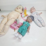 Bonecas de brinquedo sendo a maior muito antiga da estrela.Qualquer duvida entrar em contato pelo whatsaap: 11948723970 ou pelo nosso email: loucoporantiguidades@gmail.com. OBS: A sua participação em nosso leilão ajuda em causas animais.