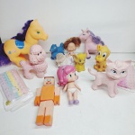 lindas Bonecas e animais de brinquedo em vinil. Qualquer duvida entrar em contato pelo whatsaap: 11948723970 ou pelo nosso email: loucoporantiguidades@gmail.com. OBS: A sua participação em nosso leilão ajuda em causas animais.