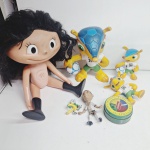 Boneca e Fuleco de brinquedo. em vinil. Qualquer duvida entrar em contato pelo whatsaap: 11948723970 ou pelo nosso email: loucoporantiguidades@gmail.com. OBS: A sua participação em nosso leilão ajuda em causas animais.