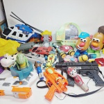 lote de Brinquedos antigos entre eles da glasslite e fisher price e arminhas de brinquedo. Qualquer duvida entrar em contato pelo whatsaap: 11948723970 ou pelo nosso email: loucoporantiguidades@gmail.com. OBS: A sua participação em nosso leilão ajuda em causas animais.