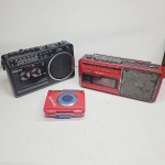 Radios de brinquedo phillips e sony. Qualquer duvida entrar em contato pelo whatsaap: 11948723970 ou pelo nosso email: loucoporantiguidades@gmail.com. OBS: A sua participação em nosso leilão ajuda em causas animais.