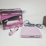 lindo aparelho de dvd de brinquedo com microfone, ligando no teste de tomada. Qualquer duvida entrar em contato pelo whatsaap: 11948723970 ou pelo nosso email: loucoporantiguidades@gmail.com. OBS: A sua participação em nosso leilão ajuda em causas animais.