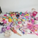 Bonecas e brinquedos. Qualquer duvida entrar em contato pelo whatsaap: 11948723970 ou pelo nosso email: loucoporantiguidades@gmail.com. OBS: A sua participação em nosso leilão ajuda em causas animais.