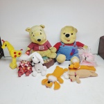 lindo lote de Brinquedos Ursinho poo. Qualquer duvida entrar em contato pelo whatsaap: 11948723970 ou pelo nosso email: loucoporantiguidades@gmail.com. OBS: A sua participação em nosso leilão ajuda em causas animais.