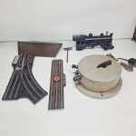Brinquedo antigo, ferromodelismo trilhos lionel anos 50 e transformador, peça de locomotiva. Qualquer duvida entrar em contato pelo whatsaap: 11948723970 ou pelo nosso email: loucoporantiguidades@gmail.com. OBS: A sua participação em nosso leilão ajuda em causas animais.