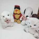 Cachorros de brinquedo sendo eles alguns da hasbro, snoop, grow. Qualquer duvida entrar em contato pelo whatsaap: 11948723970 ou pelo nosso email: loucoporantiguidades@gmail.com. OBS: A sua participação em nosso leilão ajuda em causas animais.
