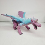 Dragão de brinquedo em grande escala de vinil. Qualquer duvida entrar em contato pelo whatsaap: 11948723970 ou pelo nosso email: loucoporantiguidades@gmail.com. OBS: A sua participação em nosso leilão ajuda em causas animais.