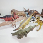 Dinossauros de brinquedo. Qualquer duvida entrar em contato pelo whatsaap: 11948723970 ou pelo nosso email: loucoporantiguidades@gmail.com. OBS: A sua participação em nosso leilão ajuda em causas animais.
