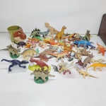grande lote de Dinossauros de brinquedo. Qualquer duvida entrar em contato pelo whatsaap: 11948723970 ou pelo nosso email: loucoporantiguidades@gmail.com. OBS: A sua participação em nosso leilão ajuda em causas animais.