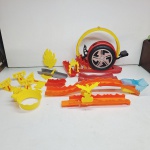 Pista de corrida hotwheels. Qualquer duvida entrar em contato pelo whatsaap: 11948723970 ou pelo nosso email: loucoporantiguidades@gmail.com. OBS: A sua participação em nosso leilão ajuda em causas animais.