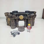 Castelo de brinquedo e boneco playmobil. Qualquer duvida entrar em contato pelo whatsaap: 11948723970 ou pelo nosso email: loucoporantiguidades@gmail.com. OBS: A sua participação em nosso leilão ajuda em causas animais.