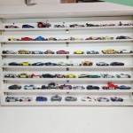 grande lote de Carros colecionaveis de brinquedo, nao acompanha a estante, a maioria são hotwhells.s. Qualquer duvida entrar em contato pelo whatsaap: 11948723970 ou pelo nosso email: loucoporantiguidades@gmail.com. OBS: A sua participação em nosso leilão ajuda em causas animais.