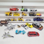 grande lote de Carros colecionaveis de brinquedo, nao acompanha a estante, a maioria são hotwhells.. Qualquer duvida entrar em contato pelo whatsaap: 11948723970 ou pelo nosso email: loucoporantiguidades@gmail.com. OBS: A sua participação em nosso leilão ajuda em causas animais.