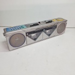 Rádio toca fitas sony antigo sem testes. Qualquer duvida entrar em contato pelo whatsaap: 11948723970 ou pelo nosso email: loucoporantiguidades@gmail.com. OBS: A sua participação em nosso leilão ajuda em causas animais.