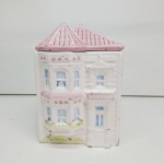 Casinha de brinquedo em bom estado de conservação. Qualquer duvida entrar em contato pelo whatsaap: 11948723970 ou pelo nosso email: loucoporantiguidades@gmail.com. OBS: A sua participação em nosso leilão ajuda em causas animais.
