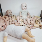 Bonecas antigas de bebe. Qualquer duvida entrar em contato pelo whatsaap: 11948723970 ou pelo nosso email: loucoporantiguidades@gmail.com. OBS: A sua participação em nosso leilão ajuda em causas animais.