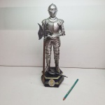 Boneco de cavaleiro. Qualquer duvida entrar em contato pelo whatsaap: 11948723970 ou pelo nosso email: loucoporantiguidades@gmail.com. OBS: A sua participação em nosso leilão ajuda em causas animais.