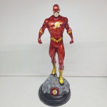 Boneco do flash. Qualquer duvida entrar em contato pelo whatsaap: 11948723970 ou pelo nosso email: loucoporantiguidades@gmail.com. OBS: A sua participação em nosso leilão ajuda em causas animais.