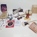 Instrumentos de brinquedo. Qualquer duvida entrar em contato pelo whatsaap: 11948723970 ou pelo nosso email: loucoporantiguidades@gmail.com. OBS: A sua participação em nosso leilão ajuda em causas animais.