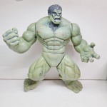 Boneco Hulk de brinquedo. Qualquer duvida entrar em contato pelo whatsaap: 11948723970 ou pelo nosso email: loucoporantiguidades@gmail.com. OBS: A sua participação em nosso leilão ajuda em causas animais.