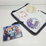 Porta Cds com cds diversos. Qualquer duvida entrar em contato pelo whatsaap: 11948723970 ou pelo nosso email: loucoporantiguidades@gmail.com. OBS: A sua participação em nosso leilão ajuda em causas animais.