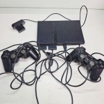 Ps2 com controles. Qualquer duvida entrar em contato pelo whatsaap: 11948723970 ou pelo nosso email: loucoporantiguidades@gmail.com. OBS: A sua participação em nosso leilão ajuda em causas animais.