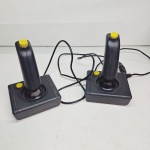Joysticks antigos. Qualquer duvida entrar em contato pelo whatsaap: 11948723970 ou pelo nosso email: loucoporantiguidades@gmail.com. OBS: A sua participação em nosso leilão ajuda em causas animais.