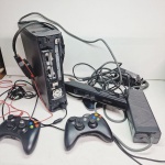 Xbox 360 antigo. Qualquer duvida entrar em contato pelo whatsaap: 11948723970 ou pelo nosso email: loucoporantiguidades@gmail.com. OBS: A sua participação em nosso leilão ajuda em causas animais.