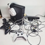 Kit xbox 360 completo. Qualquer duvida entrar em contato pelo whatsaap: 11948723970 ou pelo nosso email: loucoporantiguidades@gmail.com. OBS: A sua participação em nosso leilão ajuda em causas animais.
