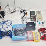 Controles de video game e eletronicos. Qualquer duvida entrar em contato pelo whatsaap: 11948723970 ou pelo nosso email: loucoporantiguidades@gmail.com. OBS: A sua participação em nosso leilão ajuda em causas animais.