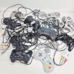 Controles de video games variados. Qualquer duvida entrar em contato pelo whatsaap: 11948723970 ou pelo nosso email: loucoporantiguidades@gmail.com. OBS: A sua participação em nosso leilão ajuda em causas animais.