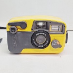 Camera antiga amarela. Qualquer duvida entrar em contato pelo whatsaap: 11948723970 ou pelo nosso email: loucoporantiguidades@gmail.com. OBS: A sua participação em nosso leilão ajuda em causas animais.