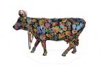 Cow Parade Belém - Chitinha Cow - Autoria: Alex Garcia - Fibra de vidro com pintura, medindo: 154 x 234 x 80 cm aproximadamente. Base de fibra de vidro, medindo: 30 x 234 x 100 cm. Peso total com a base: 60 kg - Uso interno. Patrocinador: Extrafarma