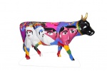 Cow Parade Belém - Vaca de máscaras - Autoria: And Santos - Fibra de vidro com pintura, medindo: 154 x 234 x 80 cm aproximadamente. Base de fibra de vidro, medindo: 30 x 234 x 100 cm. Peso total com a base: 60 kg - Uso interno. Patrocinador: Extrafarma