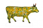 Cow Parade Belém - Flora - Autoria: Gilvan Tavares - Fibra de vidro com pintura, medindo: 154 x 234 x 80 cm aproximadamente. Base de fibra de vidro, medindo: 30 x 234 x 100 cm. Peso total com a base: 60 kg - Uso interno e externo. Patrocinador: Extrafarma