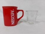 Caneca em porcelana e xícara de café em vidro da Nescafé. Medindo a caneca 7cm x 8,5cm de altura.