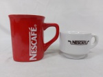 Caneca e xícara de café sem pires em porcelana da Nescafé. Medindo a caneca 7cm x 8,5cm de altura.