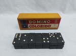 Jogo de dominó da década de 60, marca Estrela, peças em madeira e fundo de leão, na caixa original. Leve bicado em uma peça, conforme ilustra as fotos.