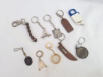 Lote de 10 chaveiros em materiais diversos. Sendo o maior em metal medindo 4cm de diâmetro.