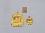 Lote de 2 medalhas do Lions Club, sendo a menor vintage Lions Club President's Award em ouro 1/10 10k contrastado. Medindo o maior 4cm x 3,5cm.