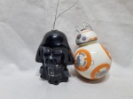 Lote de 2 enfeites em plástico duro para pendurar com temática Star Wars, sendo um BB-8 e um Darth Vader. Medindo o Darth Vader 9cm de altura.