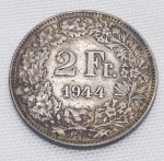 Suíça - Moeda de 2 francos em prata 835, datada de 1944, periodo Confederação Helvética. Medindo 27mm, pesando 10 gramas.