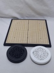 Tabuleiro dobrável do jogo Weiqi Go, com 2 tigelas em resina com pedras. Medindo o tabuleiro 29cm x 29cm x 1,5cm de altura, pedra 1cm de diâmetro.