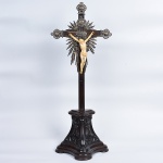Cruxifico em jacarandá com cristo em marfim e esplendor e apliques em prata de lei, base em jacarand