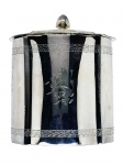 Grande Tea Caddy em prata inglesa contrastada, teor 925 mls. Corpo ondulado e cinxelado com ramos e