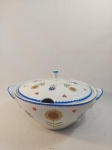 BELISSÍMA LEGUMEIRA EM PORCELANA SCHMIDT COM DECORAÇÃO FLORAL MULTICOLRIDA E BORDA AZUL. MEDIDA:  16 CM DE ALTURA COM A TAMPA X 24, 5 CM D