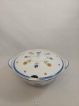 BELISSÍMA SOPEIRA EM PORCELANA SCHMIDT COM DECORAÇÃO FLORAL MULTICOLRIDA E BORDA AZUL. MEDIDA: 19 CM DE ALTURA COM TAMPA X 27 CM D