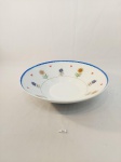 BELÍSSIMA SALADERIA EM PORCELANA SCHMIDT COM DECORAÇÃO FLORAL MULTIICOLORIDA E BORDA AZUL. MEDIDA: 26 CM D X 7 CM DE ALTURA